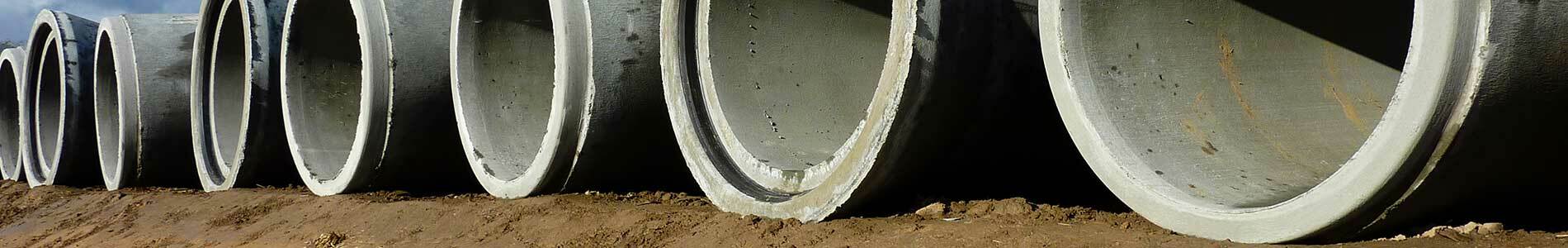 Abwasserrohre auf einer Baustelle